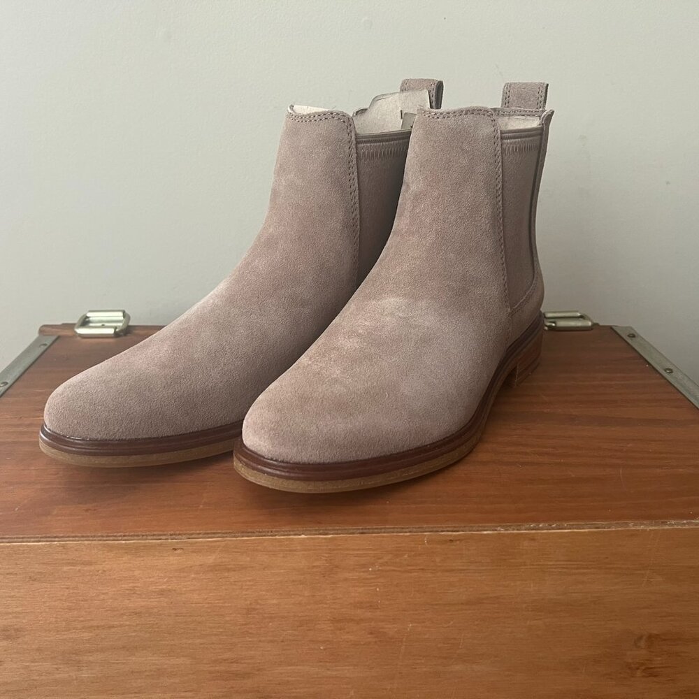 NWT - Clarks Arlo Boots - Pebble Suede Womens Size 8